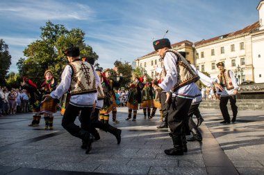 Lviv, Ukrayna, 24 Ağustos 2024. Geleneksel Ukrayna kıyafeti giymiş bir grup dansçı, Bağımsızlık Günü 'nü kutlamak için Lviv şehir merkezinde bir müzik ve dans gösterisine katılıyor..