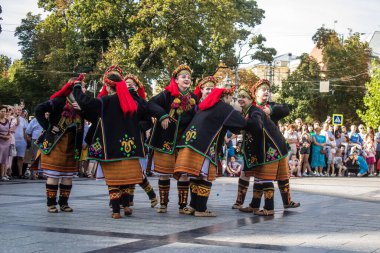Lviv, Ukrayna, 24 Ağustos 2024. Geleneksel Ukrayna kıyafeti giymiş bir grup dansçı, Bağımsızlık Günü 'nü kutlamak için Lviv şehir merkezinde bir müzik ve dans gösterisine katılıyor..
