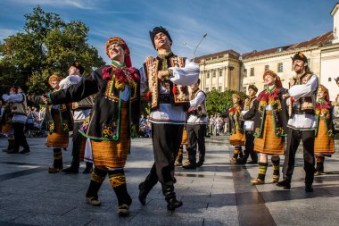 Lviv, Ukrayna, 24 Ağustos 2024. Geleneksel Ukrayna kıyafeti giymiş bir grup dansçı, Bağımsızlık Günü 'nü kutlamak için Lviv şehir merkezinde bir müzik ve dans gösterisine katılıyor..