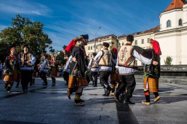 Lviv, Ukrayna, 24 Ağustos 2024. Geleneksel Ukrayna kıyafeti giymiş bir grup dansçı, Bağımsızlık Günü 'nü kutlamak için Lviv şehir merkezinde bir müzik ve dans gösterisine katılıyor..