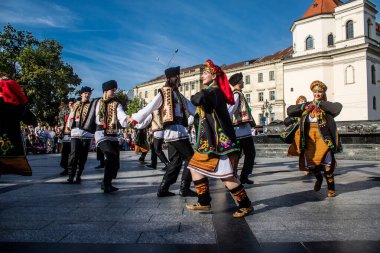 Lviv, Ukrayna, 24 Ağustos 2024. Geleneksel Ukrayna kıyafeti giymiş bir grup dansçı, Bağımsızlık Günü 'nü kutlamak için Lviv şehir merkezinde bir müzik ve dans gösterisine katılıyor..