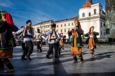 Lviv, Ukrayna, 24 Ağustos 2024. Geleneksel Ukrayna kıyafeti giymiş bir grup dansçı, Bağımsızlık Günü 'nü kutlamak için Lviv şehir merkezinde bir müzik ve dans gösterisine katılıyor..