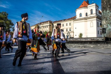 Lviv, Ukrayna, 24 Ağustos 2024. Geleneksel Ukrayna kıyafeti giymiş bir grup dansçı, Bağımsızlık Günü 'nü kutlamak için Lviv şehir merkezinde bir müzik ve dans gösterisine katılıyor..