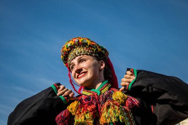 Lviv, Ukrayna, 24 Ağustos 2024. Geleneksel Ukrayna kıyafeti giymiş bir grup dansçı, Bağımsızlık Günü 'nü kutlamak için Lviv şehir merkezinde bir müzik ve dans gösterisine katılıyor..