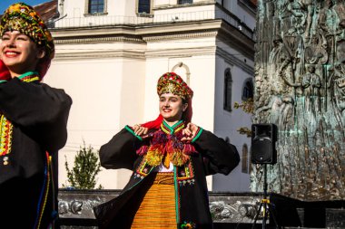 Lviv, Ukrayna, 24 Ağustos 2024. Geleneksel Ukrayna kıyafeti giymiş bir grup dansçı, Bağımsızlık Günü 'nü kutlamak için Lviv şehir merkezinde bir müzik ve dans gösterisine katılıyor..