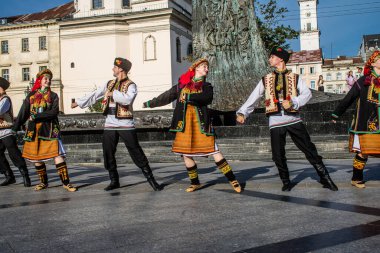 Lviv, Ukrayna, 24 Ağustos 2024. Geleneksel Ukrayna kıyafeti giymiş bir grup dansçı, Bağımsızlık Günü 'nü kutlamak için Lviv şehir merkezinde bir müzik ve dans gösterisine katılıyor..