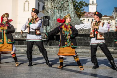 Lviv, Ukrayna, 24 Ağustos 2024. Geleneksel Ukrayna kıyafeti giymiş bir grup dansçı, Bağımsızlık Günü 'nü kutlamak için Lviv şehir merkezinde bir müzik ve dans gösterisine katılıyor..