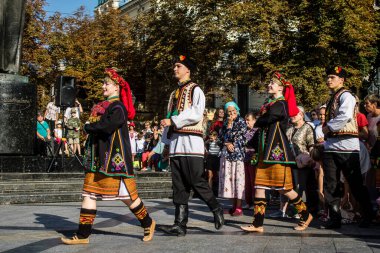 Lviv, Ukrayna, 24 Ağustos 2024. Geleneksel Ukrayna kıyafeti giymiş bir grup dansçı, Bağımsızlık Günü 'nü kutlamak için Lviv şehir merkezinde bir müzik ve dans gösterisine katılıyor..