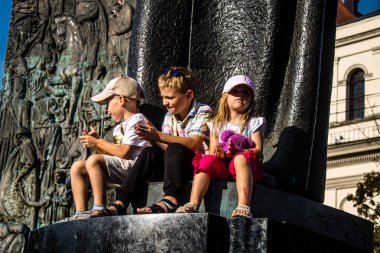 Lviv, Ukrayna, 24 Ağustos 2024 Çocuklar Bağımsızlık Günü 'nde Lviv şehir merkezine katılırlar. Rusya ile savaş sırasında, Lviv şehri Rus füzeleri tarafından tehdit edildi ve hedef alındı..