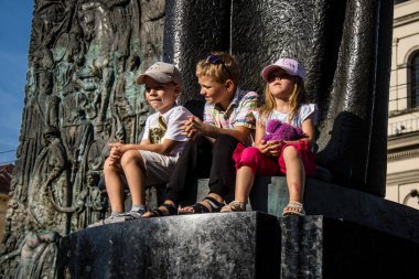 Lviv, Ukrayna, 24 Ağustos 2024 Çocuklar Bağımsızlık Günü 'nde Lviv şehir merkezine katılırlar. Rusya ile savaş sırasında, Lviv şehri Rus füzeleri tarafından tehdit edildi ve hedef alındı..