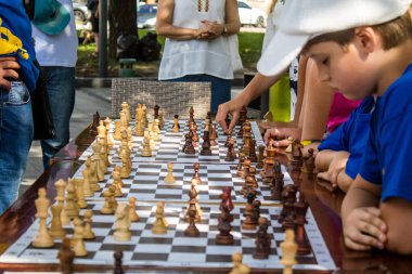 Lviv, Ukrayna, 24 Ağustos 2024 Çocuklar Lviv Satranç Kulübü tarafından düzenlenen keşif gününe katıldılar. Bu etkinlik satranç kulübünü tanıtmayı ve yeni üyeler almayı amaçlıyor..