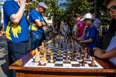 Lviv, Ukrayna, 24 Ağustos 2024 Çocuklar Lviv Satranç Kulübü tarafından düzenlenen keşif gününe katıldılar. Bu etkinlik satranç kulübünü tanıtmayı ve yeni üyeler almayı amaçlıyor..