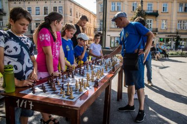 Lviv, Ukrayna, 24 Ağustos 2024 Çocuklar Lviv Satranç Kulübü tarafından düzenlenen keşif gününe katıldılar. Bu etkinlik satranç kulübünü tanıtmayı ve yeni üyeler almayı amaçlıyor..
