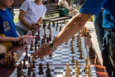 Lviv, Ukrayna, 24 Ağustos 2024 Çocuklar Lviv Satranç Kulübü tarafından düzenlenen keşif gününe katıldılar. Bu etkinlik satranç kulübünü tanıtmayı ve yeni üyeler almayı amaçlıyor..
