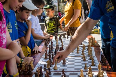 Lviv, Ukrayna, 24 Ağustos 2024 Çocuklar Lviv Satranç Kulübü tarafından düzenlenen keşif gününe katıldılar. Bu etkinlik satranç kulübünü tanıtmayı ve yeni üyeler almayı amaçlıyor..