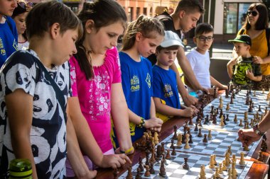 Lviv, Ukrayna, 24 Ağustos 2024 Çocuklar Lviv Satranç Kulübü tarafından düzenlenen keşif gününe katıldılar. Bu etkinlik satranç kulübünü tanıtmayı ve yeni üyeler almayı amaçlıyor..