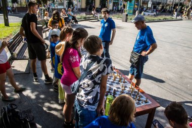 Lviv, Ukrayna, 24 Ağustos 2024 Çocuklar Lviv Satranç Kulübü tarafından düzenlenen keşif gününe katıldılar. Bu etkinlik satranç kulübünü tanıtmayı ve yeni üyeler almayı amaçlıyor..