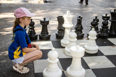 Lviv, Ukrayna, 24 Ağustos 2024 Çocuklar Lviv Satranç Kulübü tarafından düzenlenen keşif gününe katıldılar. Bu etkinlik satranç kulübünü tanıtmayı ve yeni üyeler almayı amaçlıyor..