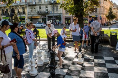 Lviv, Ukrayna, 24 Ağustos 2024 Çocuklar Lviv Satranç Kulübü tarafından düzenlenen keşif gününe katıldılar. Bu etkinlik satranç kulübünü tanıtmayı ve yeni üyeler almayı amaçlıyor..