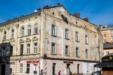 Lviv, Ukrayna, 24 Ağustos 2024 Lviv şehri. Rusya ile savaş sırasında, Lviv binaları Rus füzeleri tarafından tehdit ediliyor ve hedef alınıyordu. Altyapı ve binalar birincil hedeflerdir.