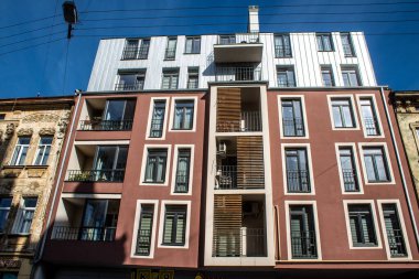 Lviv, Ukrayna, 24 Ağustos 2024 Lviv şehri. Rusya ile savaş sırasında, Lviv binaları Rus füzeleri tarafından tehdit ediliyor ve hedef alınıyordu. Altyapı ve binalar birincil hedeflerdir.