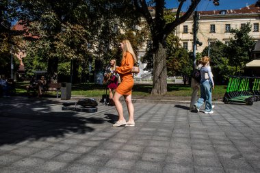 Lviv, Ukrayna, 24 Ağustos 2024 Bağımsızlık Günü 'nde Lviv şehir merkezinde yürür. Rusya ile savaş sırasında, Lviv şehri Rus füzeleri tarafından tehdit edildi ve hedef alındı..