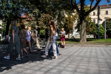Lviv, Ukrayna, 24 Ağustos 2024 Bağımsızlık Günü 'nde Lviv şehir merkezinde yürür. Rusya ile savaş sırasında, Lviv şehri Rus füzeleri tarafından tehdit edildi ve hedef alındı..