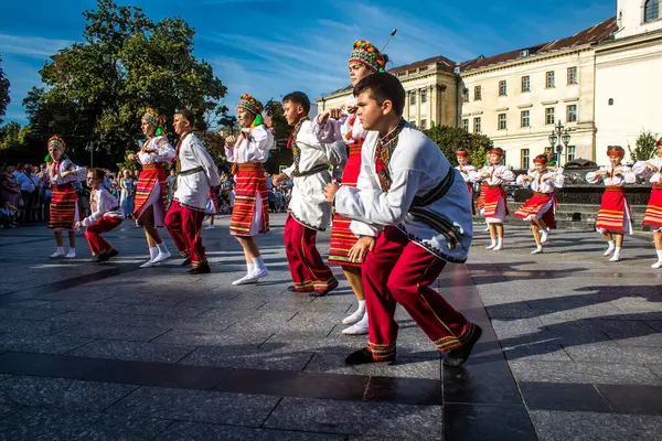 Lviv, Ukrayna, 24 Ağustos 2024. Geleneksel Ukrayna kıyafeti giymiş bir grup çocuk, Bağımsızlık Günü 'nü kutlamak için Lviv şehir merkezinde bir müzik ve dans gösterisine katılıyor..