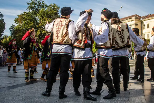 Lviv, Ukrayna, 24 Ağustos 2024. Geleneksel Ukrayna kıyafeti giymiş bir grup dansçı, Bağımsızlık Günü 'nü kutlamak için Lviv şehir merkezinde bir müzik ve dans gösterisine katılıyor..