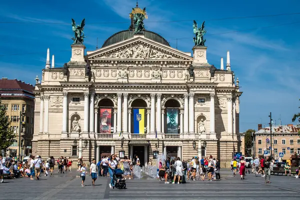 Lviv, Ukrayna, 24 Ağustos 2024 Lviv şehri. Rusya ile savaş sırasında, Lviv binaları Rus füzeleri tarafından tehdit ediliyor ve hedef alınıyordu. Altyapı ve binalar birincil hedeflerdir.