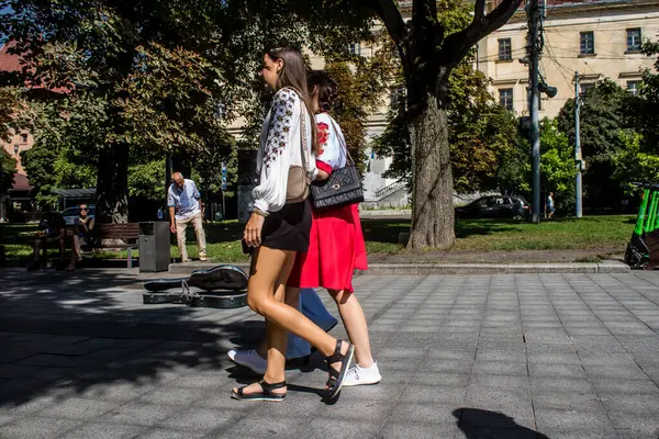 Lviv, Ukrayna, 24 Ağustos 2024 Bağımsızlık Günü 'nde Lviv şehir merkezinde yürür. Rusya ile savaş sırasında, Lviv şehri Rus füzeleri tarafından tehdit edildi ve hedef alındı..