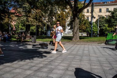 Lviv, Ukrayna, 24 Ağustos 2024 Bağımsızlık Günü 'nde Lviv şehir merkezinde yürür. Rusya ile savaş sırasında, Lviv şehri Rus füzeleri tarafından tehdit edildi ve hedef alındı..