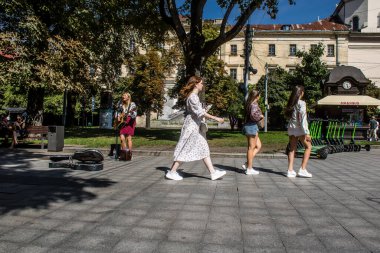 Lviv, Ukrayna, 24 Ağustos 2024 Bağımsızlık Günü 'nde Lviv şehir merkezinde yürür. Rusya ile savaş sırasında, Lviv şehri Rus füzeleri tarafından tehdit edildi ve hedef alındı..