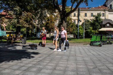 Lviv, Ukrayna, 24 Ağustos 2024 Bağımsızlık Günü 'nde Lviv şehir merkezinde yürür. Rusya ile savaş sırasında, Lviv şehri Rus füzeleri tarafından tehdit edildi ve hedef alındı..