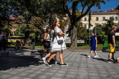 Lviv, Ukrayna, 24 Ağustos 2024 Bağımsızlık Günü 'nde Lviv şehir merkezinde yürür. Rusya ile savaş sırasında, Lviv şehri Rus füzeleri tarafından tehdit edildi ve hedef alındı..