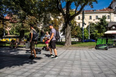 Lviv, Ukrayna, 24 Ağustos 2024 Bağımsızlık Günü 'nde Lviv şehir merkezinde yürür. Rusya ile savaş sırasında, Lviv şehri Rus füzeleri tarafından tehdit edildi ve hedef alındı..