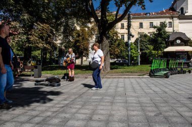 Lviv, Ukrayna, 24 Ağustos 2024 Bağımsızlık Günü 'nde Lviv şehir merkezinde yürür. Rusya ile savaş sırasında, Lviv şehri Rus füzeleri tarafından tehdit edildi ve hedef alındı..