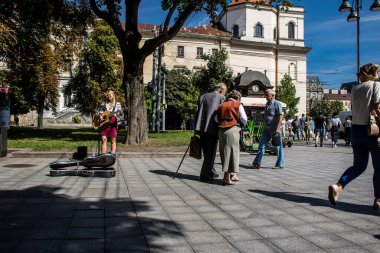 Lviv, Ukrayna, 24 Ağustos 2024 Bağımsızlık Günü 'nde Lviv şehir merkezinde yürür. Rusya ile savaş sırasında, Lviv şehri Rus füzeleri tarafından tehdit edildi ve hedef alındı..