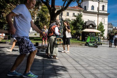 Lviv, Ukrayna, 24 Ağustos 2024 Bağımsızlık Günü 'nde Lviv şehir merkezinde yürür. Rusya ile savaş sırasında, Lviv şehri Rus füzeleri tarafından tehdit edildi ve hedef alındı..