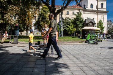 Lviv, Ukrayna, 24 Ağustos 2024 Bağımsızlık Günü 'nde Lviv şehir merkezinde yürür. Rusya ile savaş sırasında, Lviv şehri Rus füzeleri tarafından tehdit edildi ve hedef alındı..