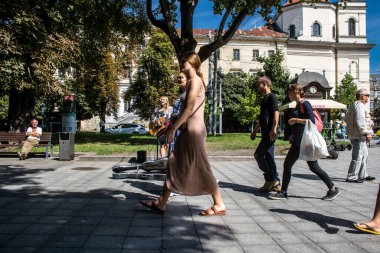 Lviv, Ukrayna, 24 Ağustos 2024 Bağımsızlık Günü 'nde Lviv şehir merkezinde yürür. Rusya ile savaş sırasında, Lviv şehri Rus füzeleri tarafından tehdit edildi ve hedef alındı..