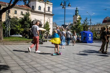 Lviv, Ukrayna, 24 Ağustos 2024 Bağımsızlık Günü 'nde Lviv şehir merkezinde yürür. Rusya ile savaş sırasında, Lviv şehri Rus füzeleri tarafından tehdit edildi ve hedef alındı..