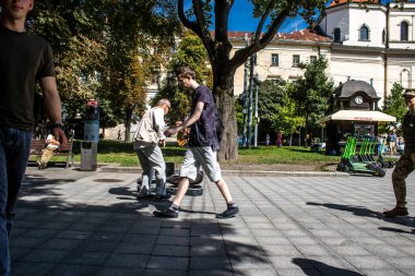 Lviv, Ukrayna, 24 Ağustos 2024 Bağımsızlık Günü 'nde Lviv şehir merkezinde yürür. Rusya ile savaş sırasında, Lviv şehri Rus füzeleri tarafından tehdit edildi ve hedef alındı..