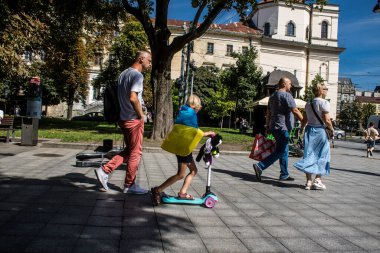 Lviv, Ukrayna, 24 Ağustos 2024 Bağımsızlık Günü 'nde Lviv şehir merkezinde yürür. Rusya ile savaş sırasında, Lviv şehri Rus füzeleri tarafından tehdit edildi ve hedef alındı..