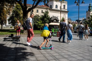 Lviv, Ukrayna, 24 Ağustos 2024 Bağımsızlık Günü 'nde Lviv şehir merkezinde yürür. Rusya ile savaş sırasında, Lviv şehri Rus füzeleri tarafından tehdit edildi ve hedef alındı..