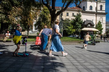 Lviv, Ukrayna, 24 Ağustos 2024 Bağımsızlık Günü 'nde Lviv şehir merkezinde yürür. Rusya ile savaş sırasında, Lviv şehri Rus füzeleri tarafından tehdit edildi ve hedef alındı..