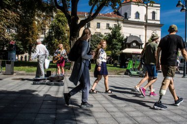 Lviv, Ukrayna, 24 Ağustos 2024 Bağımsızlık Günü 'nde Lviv şehir merkezinde yürür. Rusya ile savaş sırasında, Lviv şehri Rus füzeleri tarafından tehdit edildi ve hedef alındı..