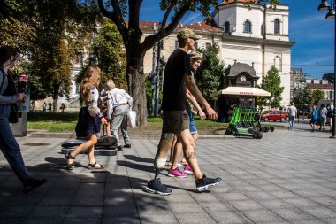 Lviv, Ukrayna, 24 Ağustos 2024 Bağımsızlık Günü 'nde Lviv şehir merkezinde yürür. Rusya ile savaş sırasında, Lviv şehri Rus füzeleri tarafından tehdit edildi ve hedef alındı..