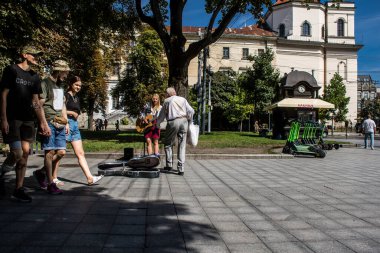 Lviv, Ukrayna, 24 Ağustos 2024 Bağımsızlık Günü 'nde Lviv şehir merkezinde yürür. Rusya ile savaş sırasında, Lviv şehri Rus füzeleri tarafından tehdit edildi ve hedef alındı..