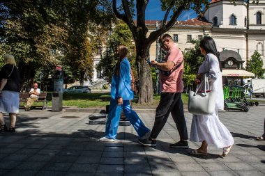 Lviv, Ukrayna, 24 Ağustos 2024 Bağımsızlık Günü 'nde Lviv şehir merkezinde yürür. Rusya ile savaş sırasında, Lviv şehri Rus füzeleri tarafından tehdit edildi ve hedef alındı..